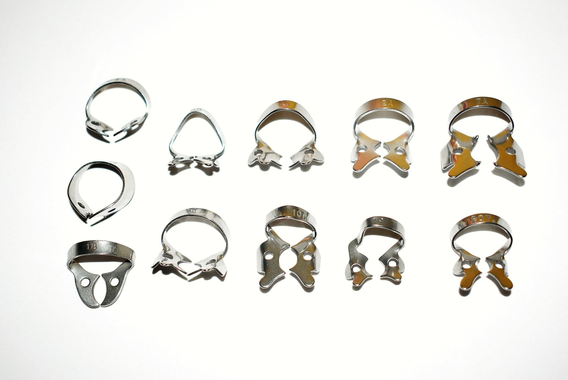 Kit 11 Grapas de Aislamiento - Alpha Dental Soluciones